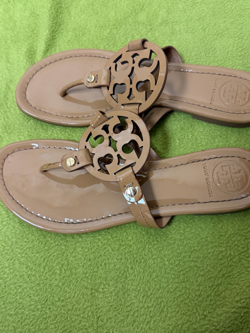 Tory Burch Women’s Tan Miller Patent Leather Thong Sandals size 8 - Picture 4 of 4